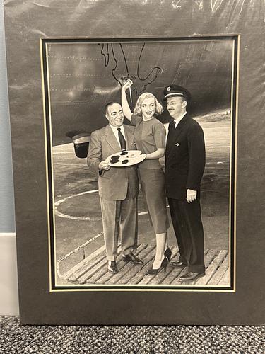 Rare photoshoot of Marilyn Monroe at the Airlines